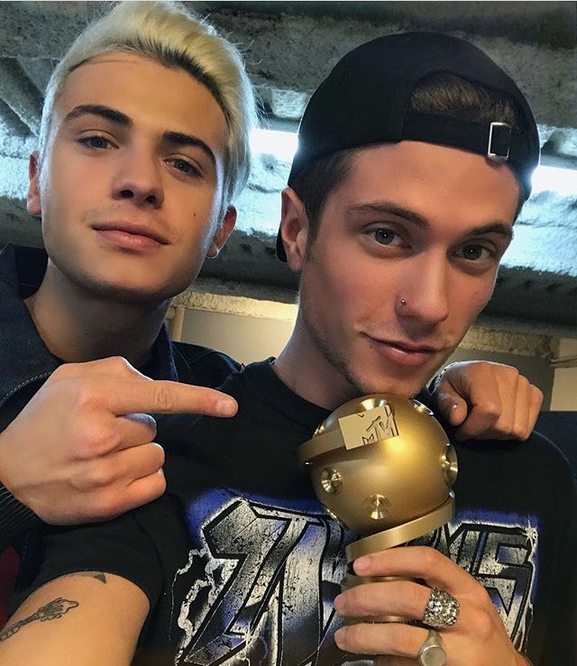 _amobenjiefede1's tweet photo. •Meritato.•
#VeryPround @BenjieFede @Benji_Mascolo @fedefederossi #ItalianMTVAwards #BestItalianBand #SecondoAnno https://t.co/CzoQxkWTnH