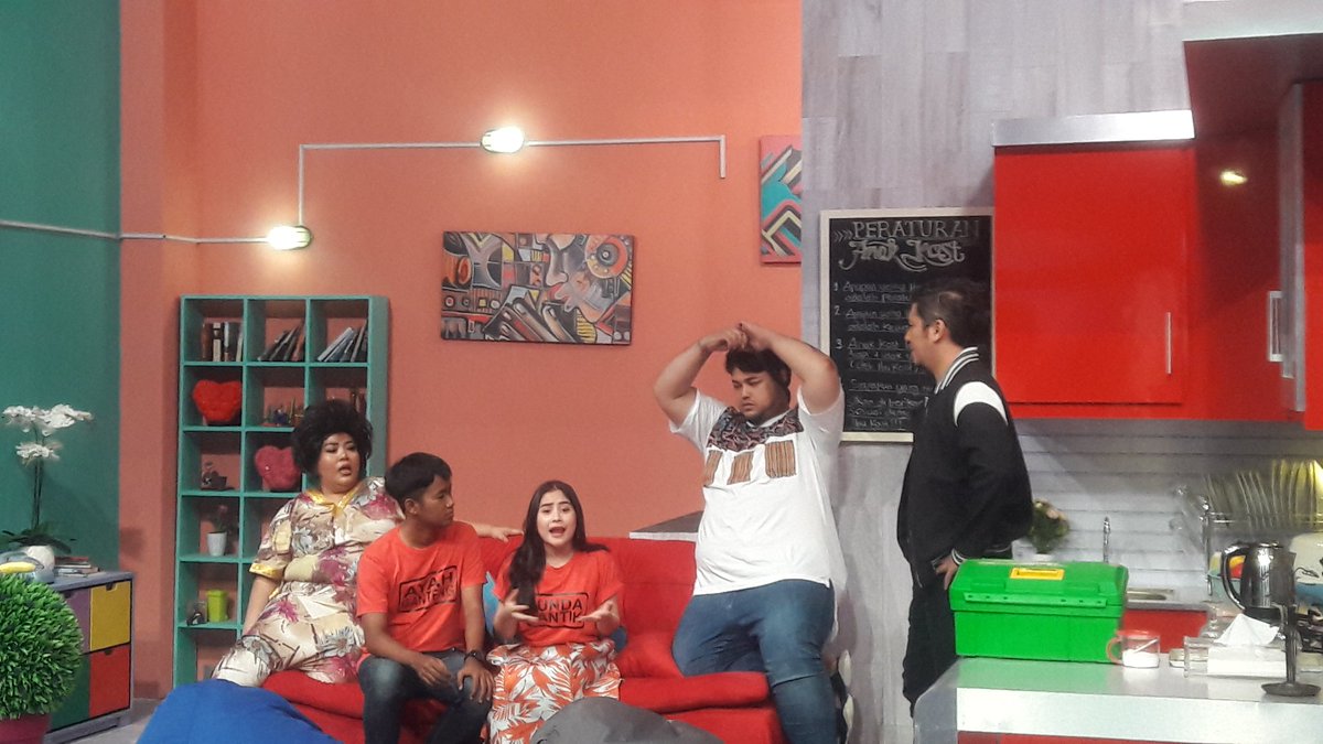 TRANSTV_CORP's tweet photo. Menurut @PrillyBie cowok ok itu cowok yg kulitnya sawo mateng! @komedisahurttv #SahurDiTRANSTV https://t.co/8eFpJdykDf