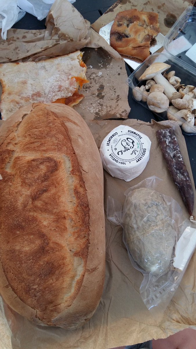 jordisaes's tweet photo. Pa de #Tolva, formatge de #Corroncui, coca de #Benavarri, xolís, txirella, moixernons de #Santorens #Franjade Ponent https://t.co/8tGKuoRVz7