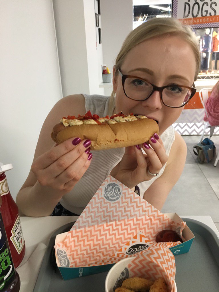 gemma_bubb's tweet photo. Cheeky @notdogsUK for lunch! #SausageSelfie #HelloHummus #vegan #YUM https://t.co/sYUkS7LinX