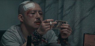 newdoom's tweet photo. 『クズとブスとゲス』北野映画に近い感触のちゃんと痛い暴力描写と画面を覆い尽くすクズクズクズ。ちょい鈍重な前半に比べてドライブしていく後半が見事。『ケンとカズ』カトウシンスケも好演。夜のレストランのくだりいいね。雰囲気ノワールはこの映画の本物の血を舐めさせてもらってすぐに土下座を！ https://t.co/reCXqcNSp7