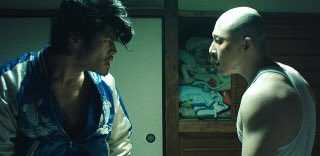 newdoom's tweet photo. 『クズとブスとゲス』北野映画に近い感触のちゃんと痛い暴力描写と画面を覆い尽くすクズクズクズ。ちょい鈍重な前半に比べてドライブしていく後半が見事。『ケンとカズ』カトウシンスケも好演。夜のレストランのくだりいいね。雰囲気ノワールはこの映画の本物の血を舐めさせてもらってすぐに土下座を！ https://t.co/reCXqcNSp7