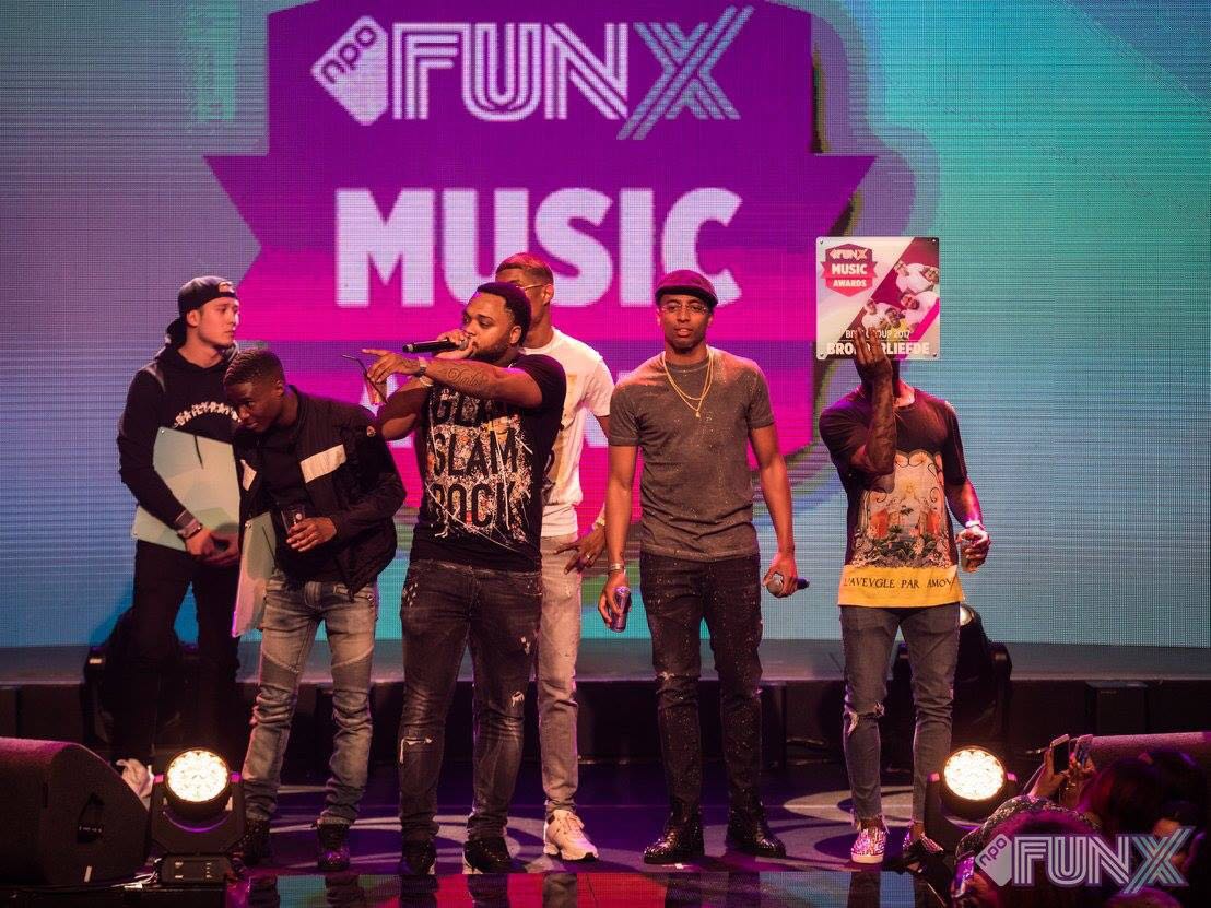 Wil je de #FunX Music Awards terugkijken? Dat kan! Vanavond presenteert Fernando een uitzending op NPO3. Tune in vanaf 22:20 uur! #FMA17 🔥