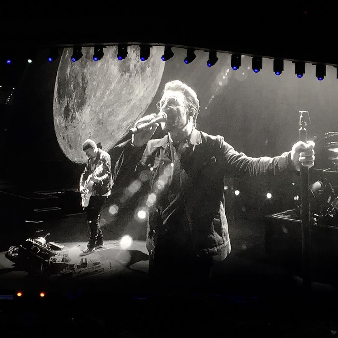 daniDpVox's tweet photo. Stunning picture ๐ฎ from last night #U2Dallas
Via @andrawheeler
#U2 #U2NewsIT #U2thejoshuatreetour2017 #U2TheJoshuaTree2017 #Bono #TheEdge https://t.co/SAIVRnYe3G