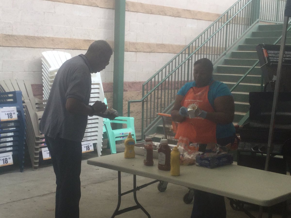 espeland4617's tweet photo. Customer appreciation at 4617 https://t.co/g1VhA92Ym8