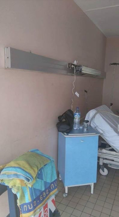 CallMeHarrye's tweet photo. Bonjour @EmmanuelMacron , je suis française et je tombe malade mais l'hopital chez moi en Guyane ressemble actuellement à ça. Une solution ? https://t.co/RtLNYMil1C