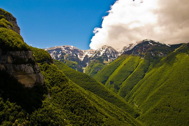 Italia's tweet photo. La #Valle dell' #Orfento nel @ParcoMajella, con la rigogliosa vegetazione, le #cascate e i giochi d’acqua dell’omonimo #fiume. #Abruzzo https://t.co/KmNrlT2ZA1