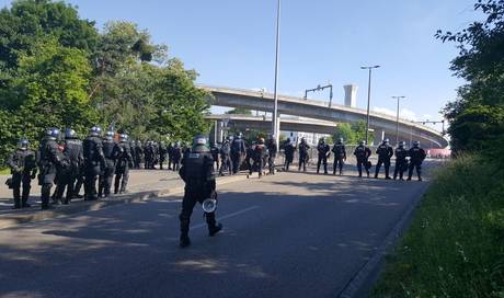 bzBasel's tweet photo. Polizei löst linksautonome Demo gegen Bässlergut-Erweiterung auf https://t.co/EOQXj6a0RU https://t.co/bhXhJLcrjL