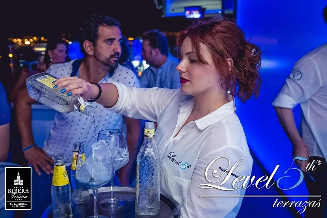 Level5_terrazas's tweet photo. #Música 🎶 + #CopasPremium🍷+ Buen ambiente👫 = Level 5th, la mejor #TerrazaPanorámica a orillas del #Guadalquivir 🛶 💙 #sevillahoy #level5th https://t.co/CqoA1WNKrJ