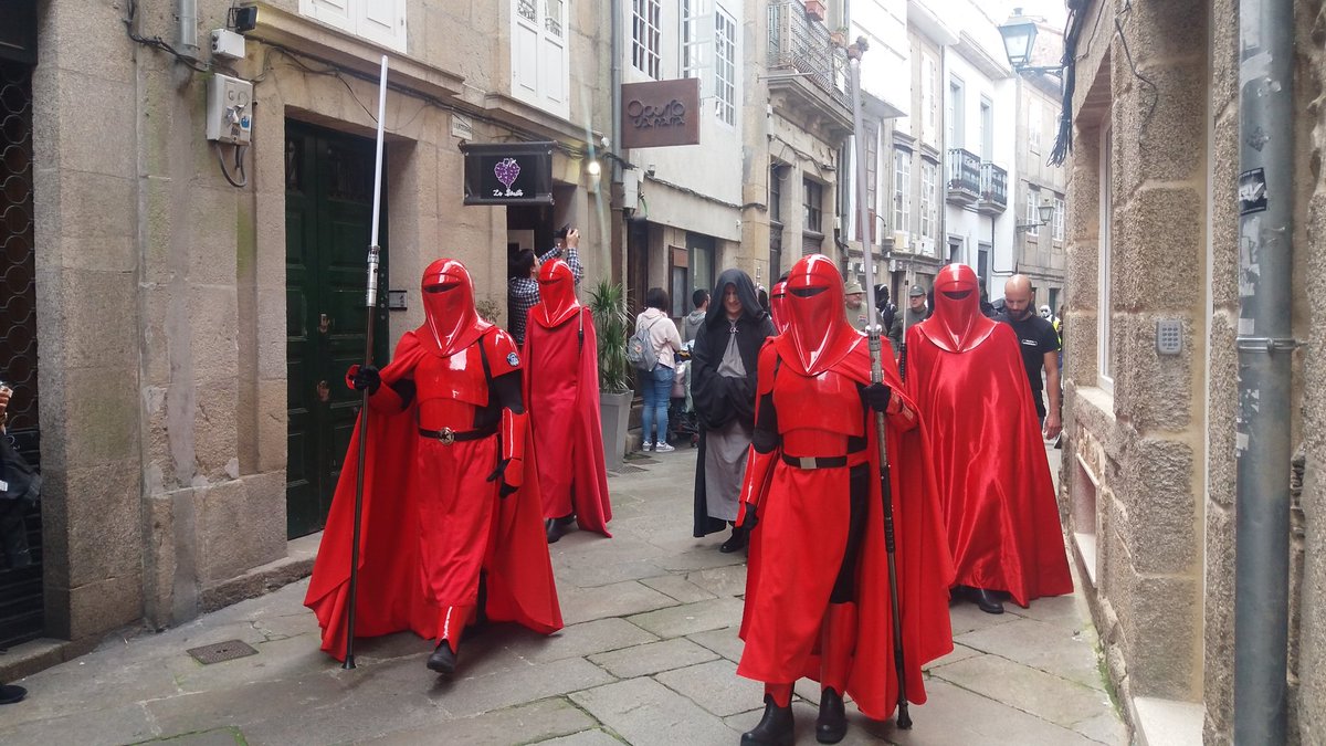pilaraymara's tweet photo. Oh oh... The Empire Stormtroops are arriving in Santiago de Compostela 😮😮😮 #stormtroops https://t.co/MHuZXGGQCw