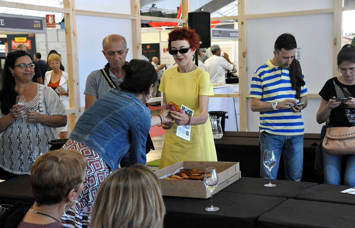 MsLupeCastro's tweet photo. Tasting Canary Wine - GastroCanarias2017 https://t.co/8lJOmRy5Fy @recintoferialtf @GastroCanarias @BodegaPenitente #Altosdetrevejo https://t.co/kJLGV6jNAJ