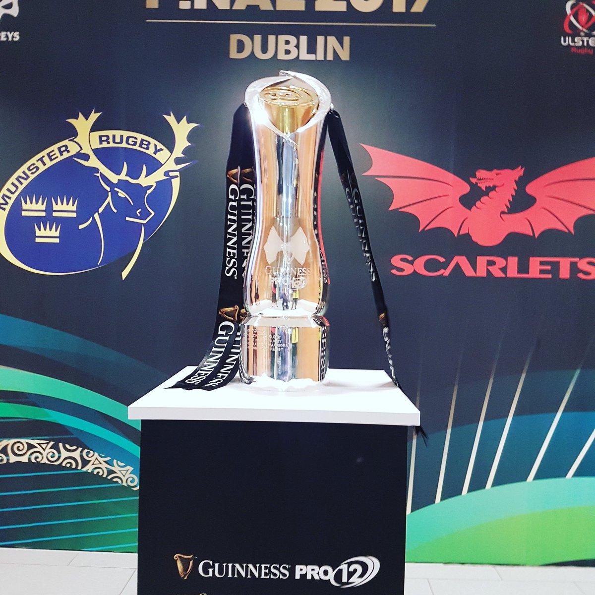 Munsterrugby's tweet photo. Will it go left or right today?! #MUNvSCA #GUINNESSPRO12FINAL https://t.co/4R5JngTPSA