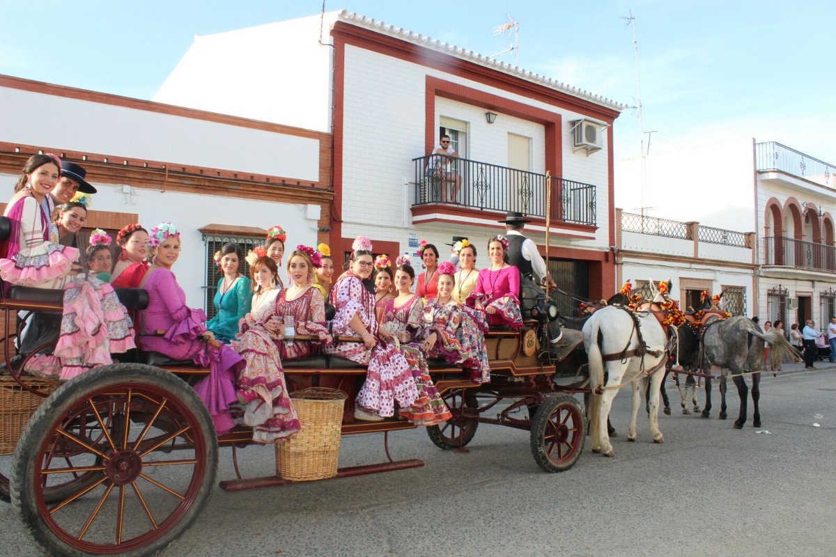 Maryvillalbera's tweet photo. @ayto_villalba ¡Cruces de mayo, romero, flamencas guapas! https://t.co/Woe0TdPFay