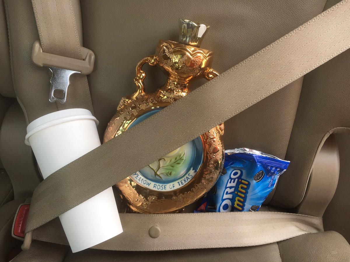 SSAYellowRose's tweet photo. Snack break #roadtrippin https://t.co/joE5NADclN