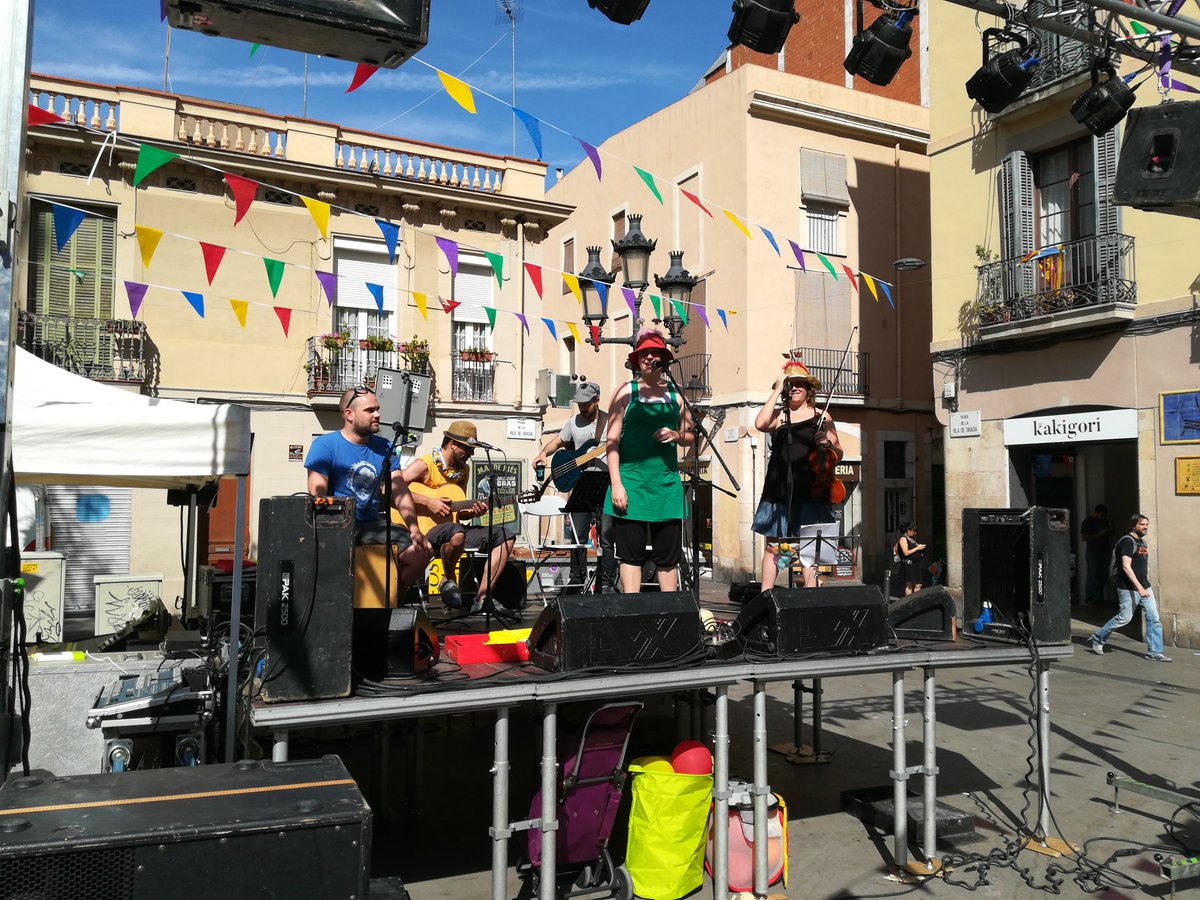 MPGgracia's tweet photo. Hora de la xocolatada i BCNpoly a la #FMPrimavera. I en breu cursa de carros #Graciator https://t.co/dAes18Pqwv