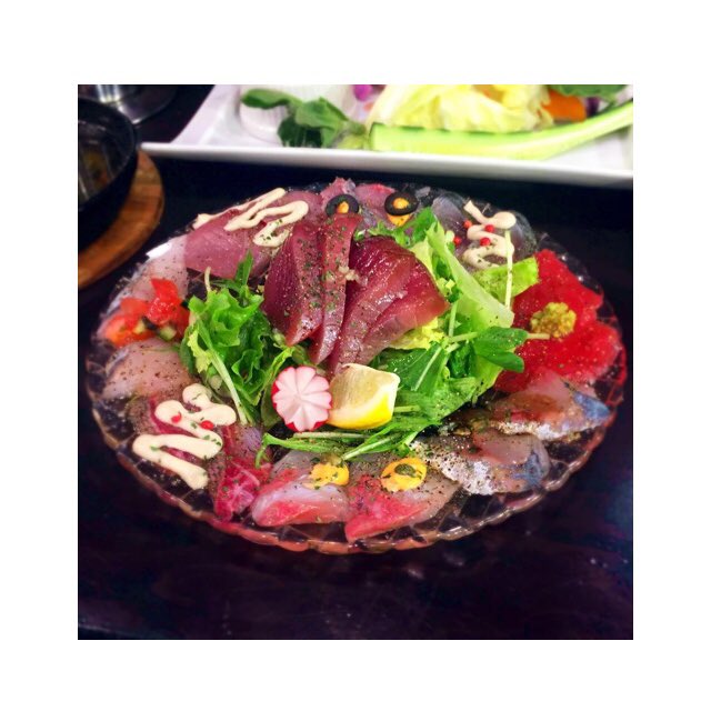 R_____na0526's tweet photo. カルパッチョ🐟
魚の種類多かった〜🎶

美味しいもの食べてる時が一番幸せかもしれない😍💓

毎日何食べようか考えるの楽しい❣️

こんなに贅沢できるなんて夢にも思わなかった🙏✨ https://t.co/0gyVtX1B43