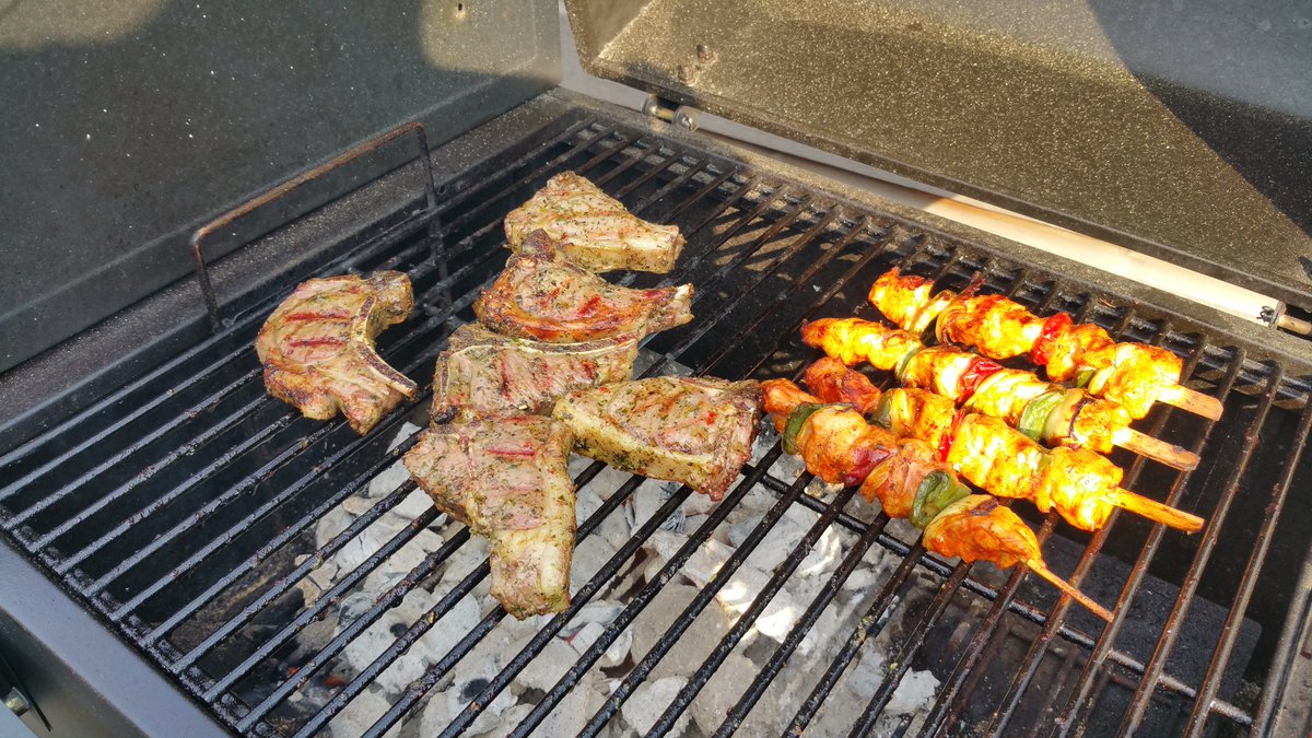 Joenjo1's tweet photo. Er gaat niks boven lamskoteletjes op de bbq #bbgrill https://t.co/GLl9xkLSix