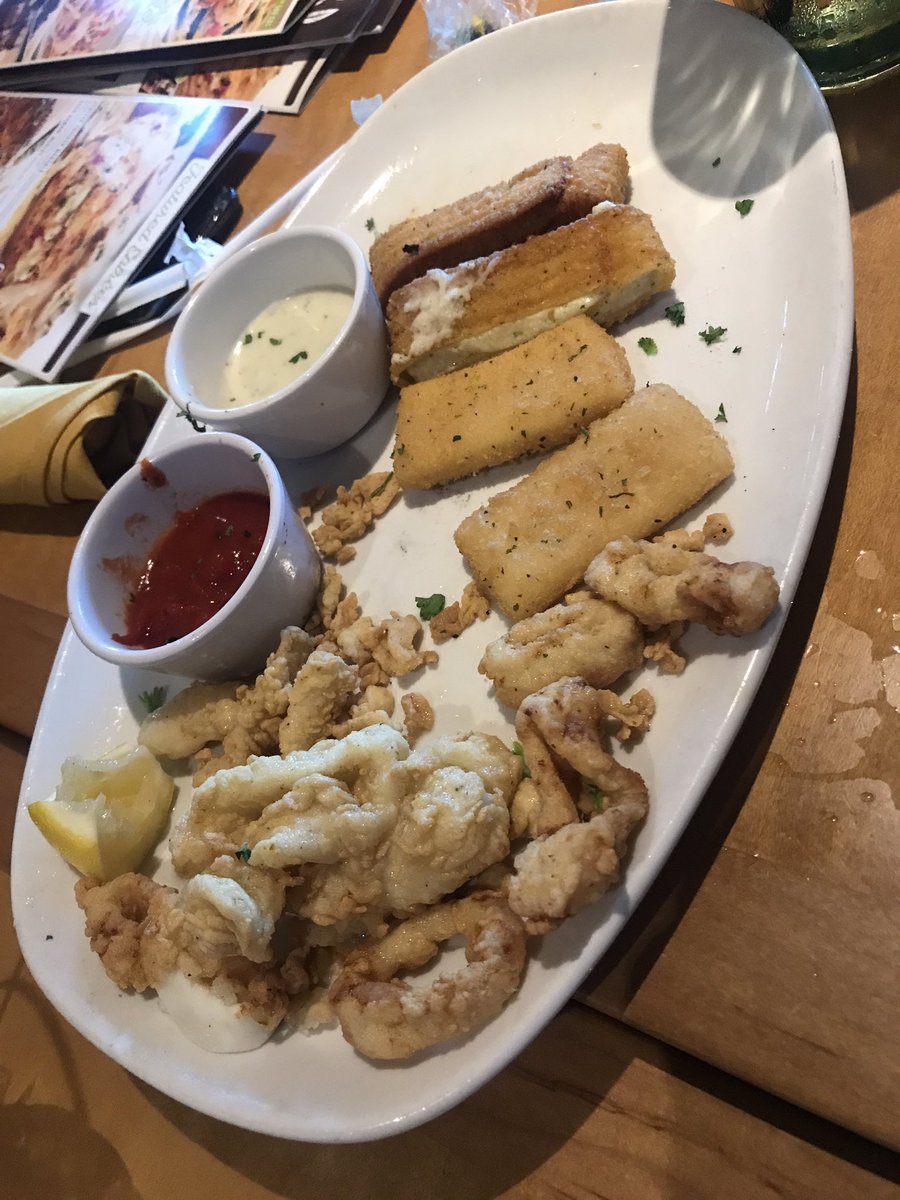 thatalpha's tweet photo. @olivegarden Dining with you for my nieces graduation - this presentation needs A LOT of work. This is how it came out of the kitchen. https://t.co/cR9x87RYK8