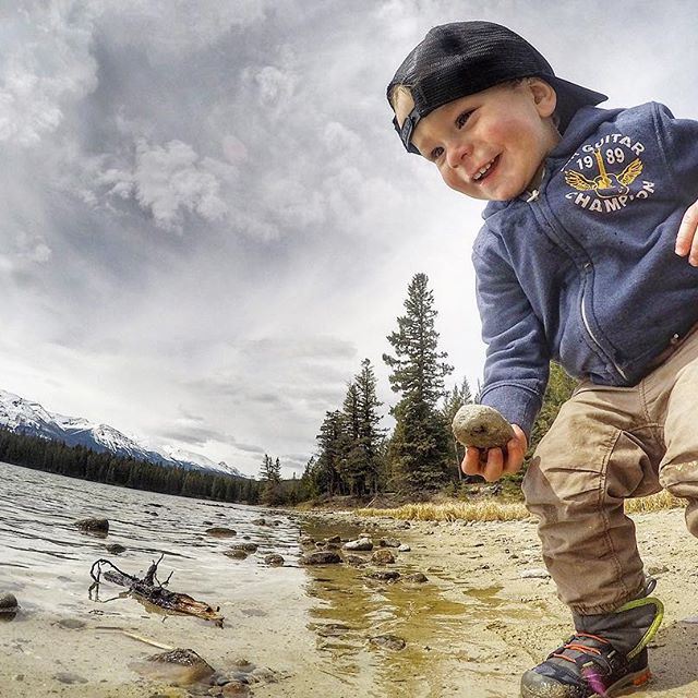 KEENCANADA's tweet photo. Weekend activities must include finding rocks.
Photo by @vanthuynee
#boundlesswonder #keenkids https://t.co/CQF5RMYubM
