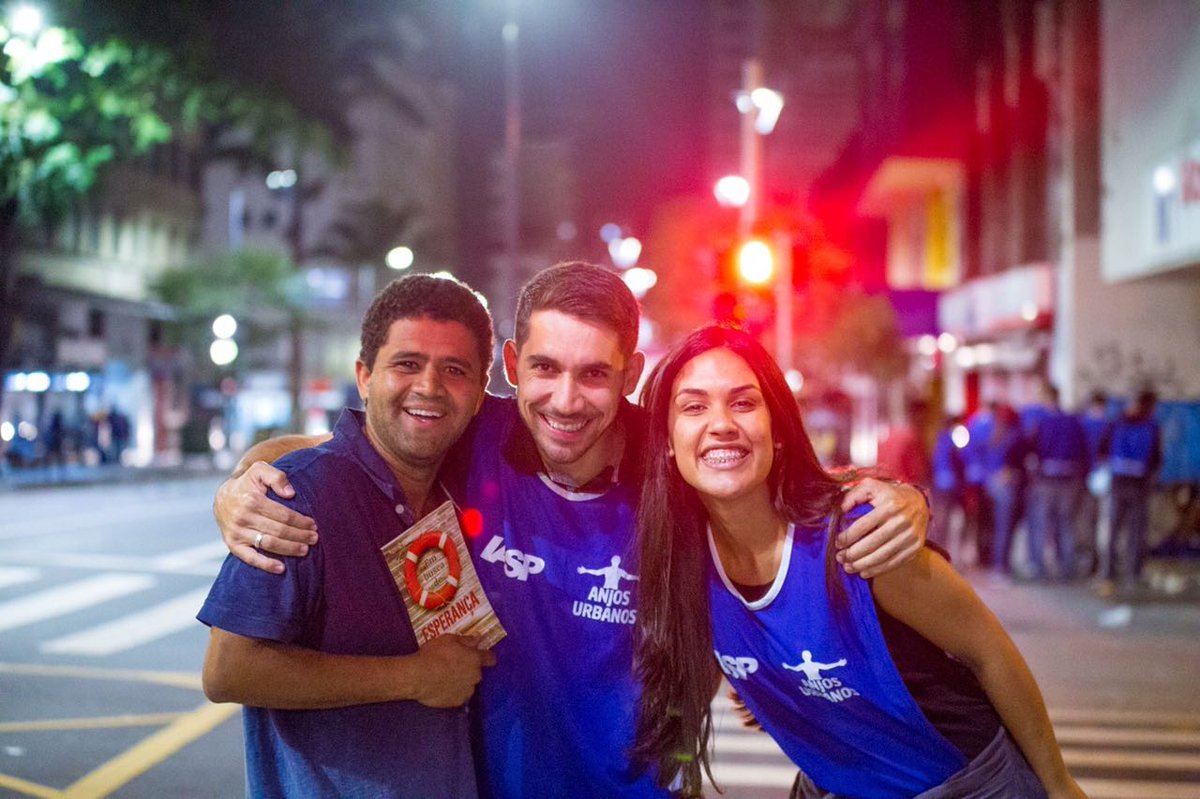 VIVO: Estudantes do IASP (UNASP HT) doam alimentos, roupas, livros e um pouco do seu tempo para moradores de rua: adv.st/impactoreal