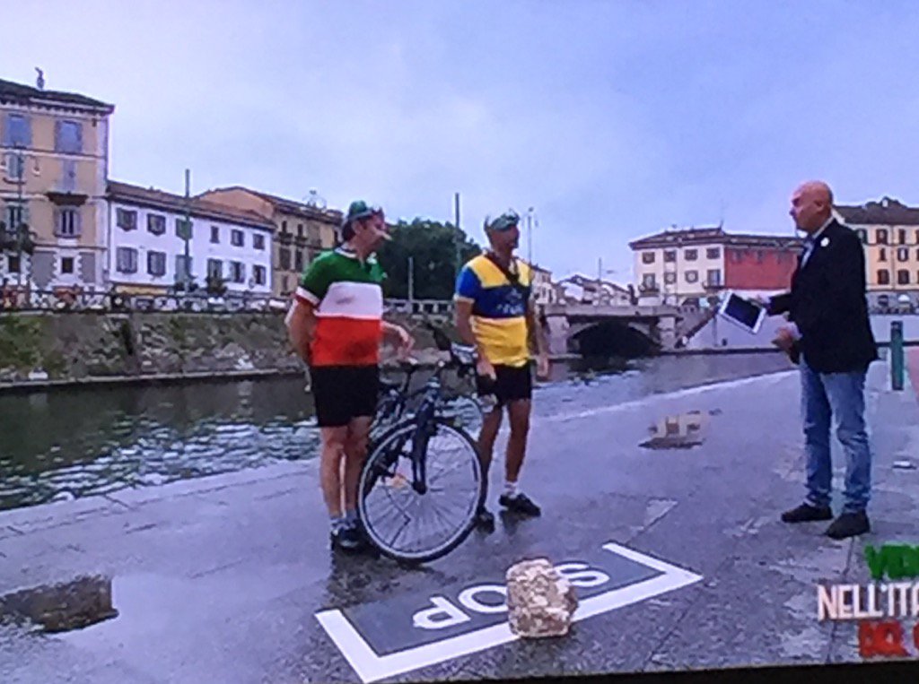 valeriamancuso1's tweet photo. @EdoardoCamurri @GianniMiraglia 
La pietra 🐱 ha dormito con tutti😂😂😂😂#viaggionellitaliadelgiro #Giro100 https://t.co/8omCtfZjJd