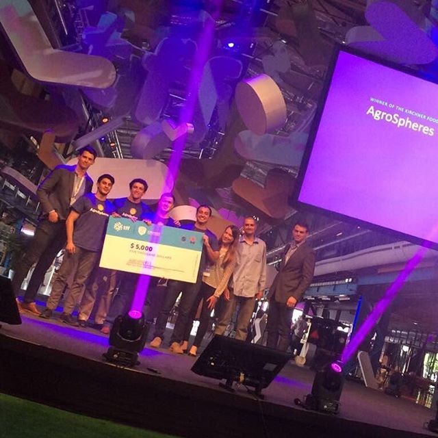 thoughtforfood_'s tweet photo. The Kirchner Food Prize goes to Team Agro-Spheres! Congrats! #tffsummit https://t.co/xzvlJugth4