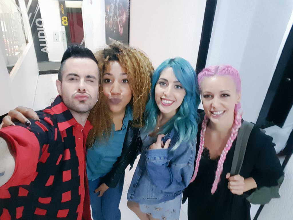 Es extraño el nivel de obsesión que tengo con "Vuelves" de <a href="/SweetCalifornia/">Sweet California</a> con <a href="/CD9/">CD9</a> ... Esa si no me la esperaba, pero neta que la AMO.