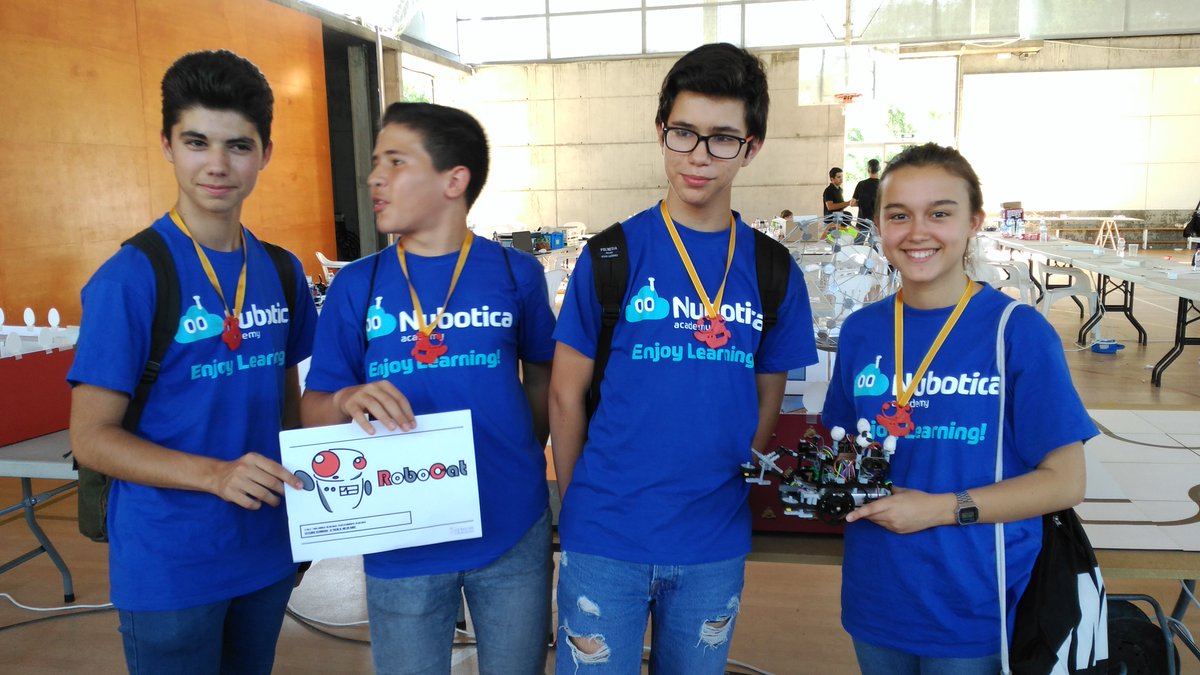 Tecno_Logics's tweet image. L&apos;equip iBellbot de @InsBellvitge 3r a la categoria Secundària a la #GranFinalRoboCAT17 #RoboCAT17 Felicitats!