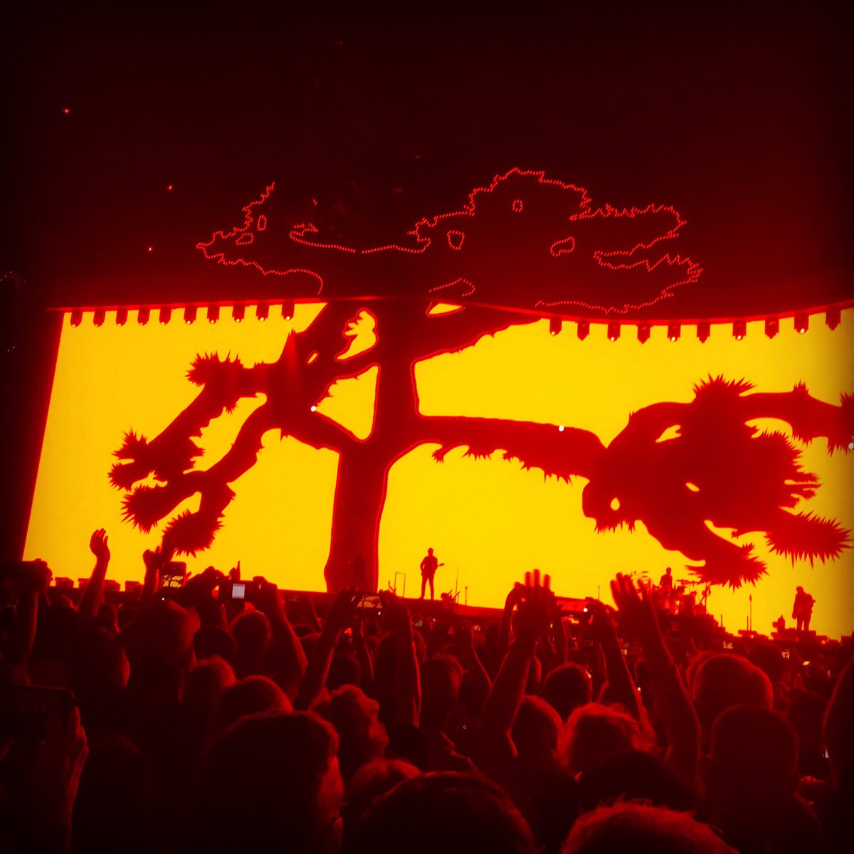ConcertTShirt's tweet photo. One more from last night's @U2 show. Still in awe at what we witnessed. #U2TheJoshuaTree2017 #U2Dallas #U2 #TheJoshuaTreeTour2017 https://t.co/2Tpx9WZwbf