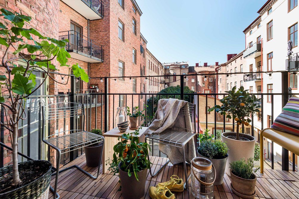 LRCVOUS's tweet photo. Et si on prenait 5 minutes pour penser aux #vacances tranquillement installé sur ce magnifique #balcon ? Tentant non ? #outdoor #deco #LRCV https://t.co/E5fYNSoq3G