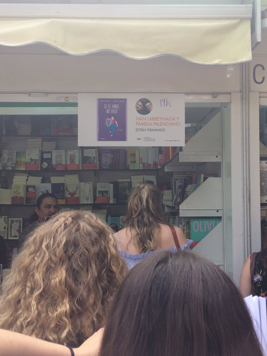 En la cola, para que @Nosolopam e Ivan Larreynaga me firmen su libro "Si es amor, no duele" <a href="/FLMadrid/">Feria del Libro de Madrid</a>