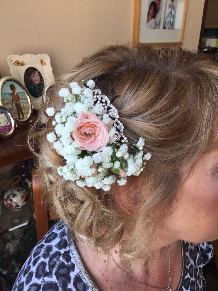 Such a pretty floral hair slide by <a href="/fleur_de_lynn/">Lynn Carter</a> for yesterday's bridesmaid! ❤️💐
