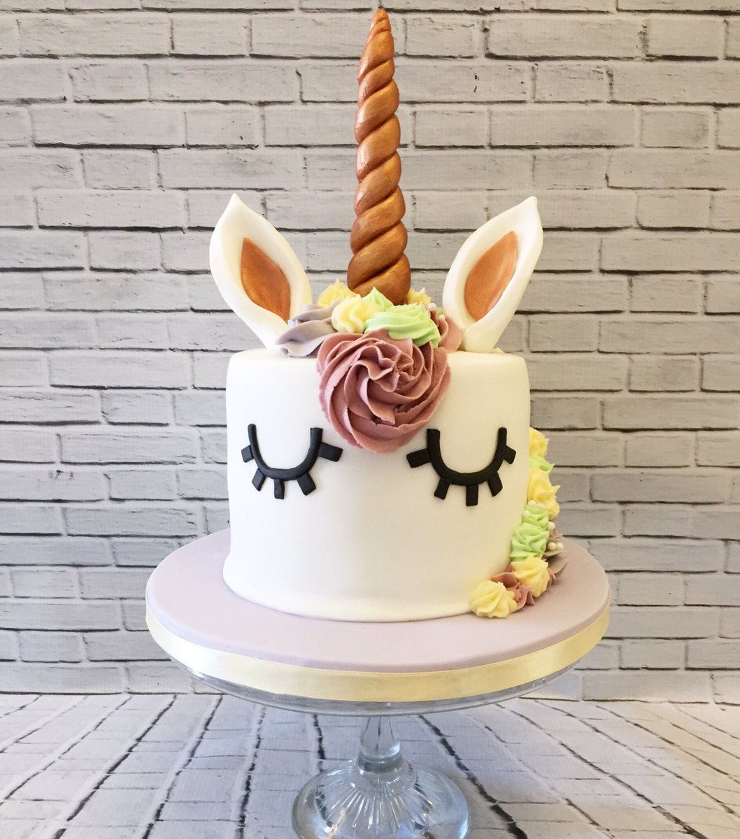 Petalblisscakes's tweet photo. A few from this week...#unicorn #labradorpups #giantcupcake #cclcakery https://t.co/Ahre4AdNuy