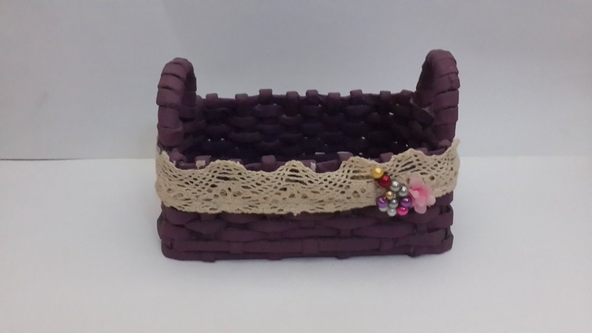 tidakcantik's tweet photo. #paperbasket... menganyam koran bekas jadi ginian. https://t.co/MFI69prKnQ