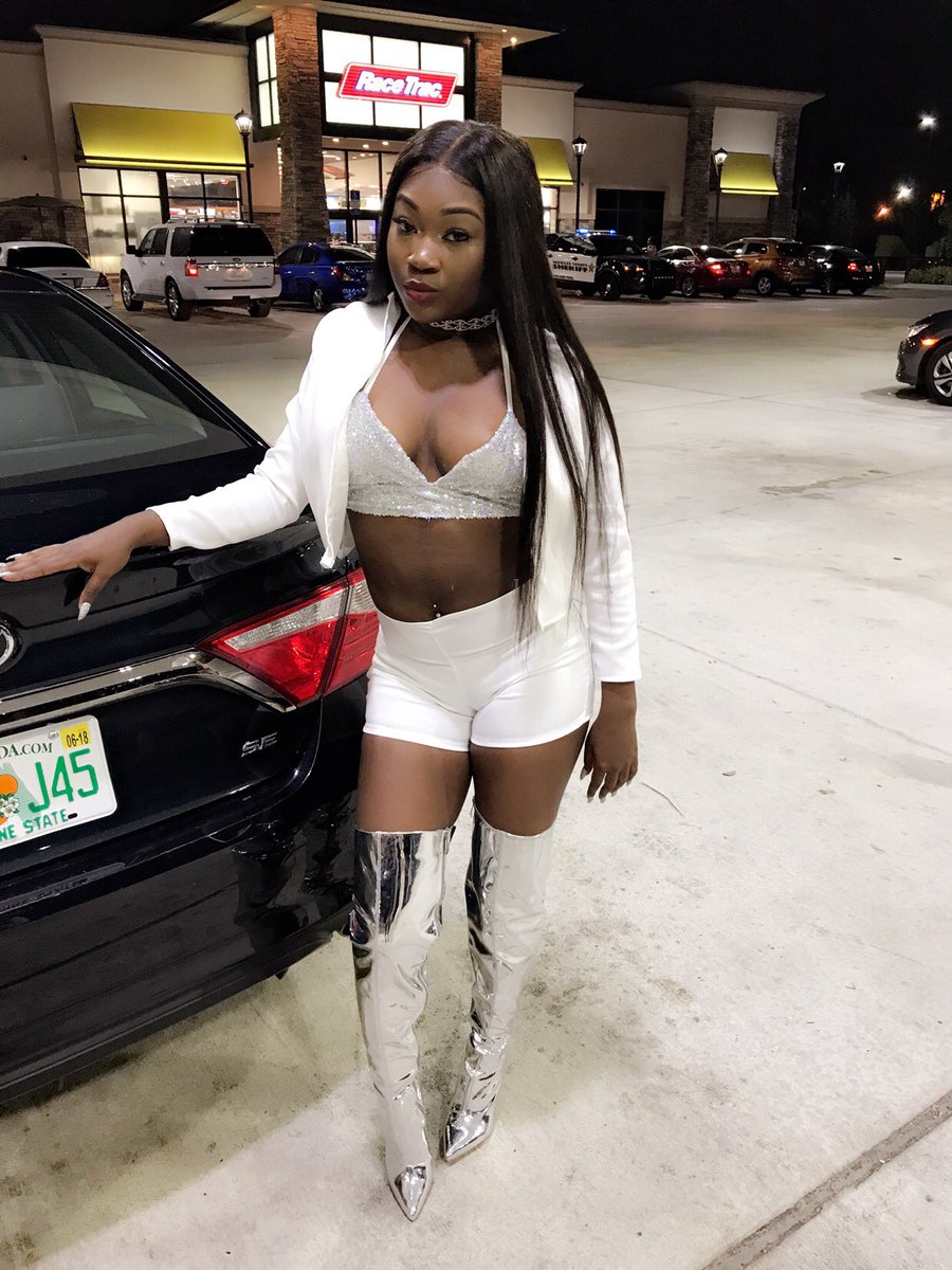 yea_imgorgeouss's tweet photo. All you 5s need to listen when a 10 is TALKING 🗣👑💅🏾 #purewhite17🍚  #IBragDifferent 💋 https://t.co/nl2Q43O16H