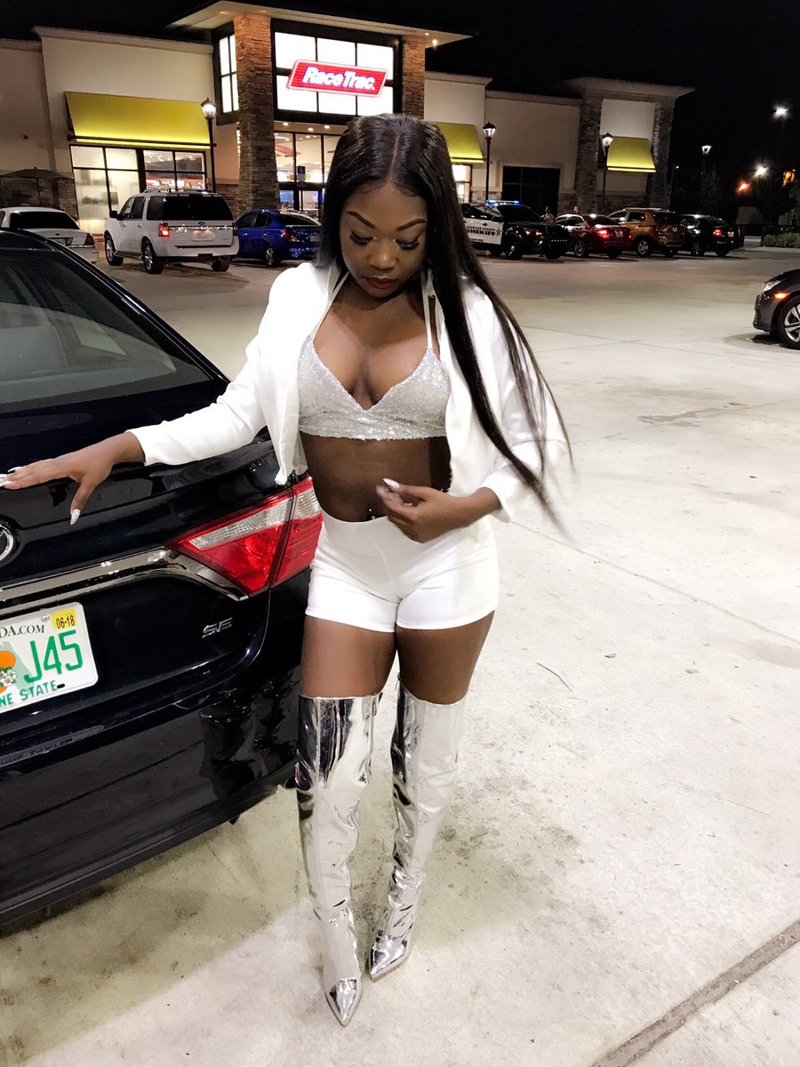 yea_imgorgeouss's tweet photo. All you 5s need to listen when a 10 is TALKING 🗣👑💅🏾 #purewhite17🍚  #IBragDifferent 💋 https://t.co/nl2Q43O16H