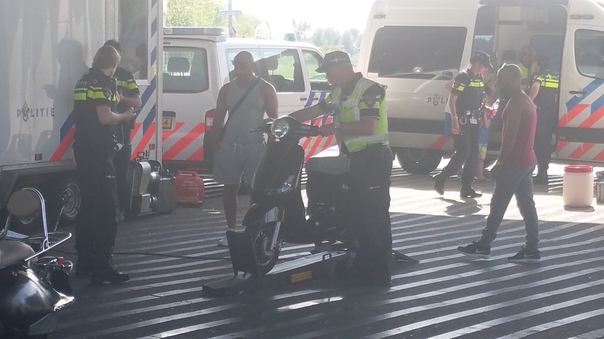 #Nesselande #Rotterdam vanmiddag een uitgebreide ASO controle (Aanpak Scooter Overlast) mede op verzoek van bewoners.