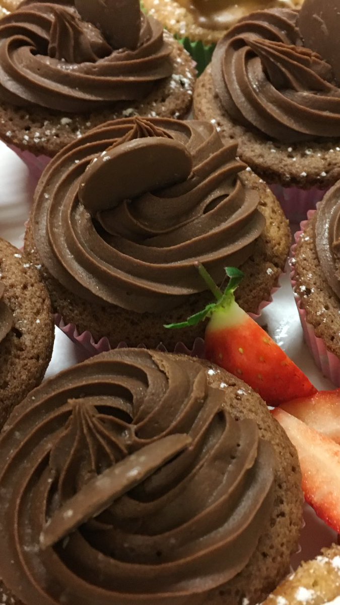 nottinghamdeli's tweet photo. Cupcakes for the wedding #delidays https://t.co/8ELBFIR8Ow