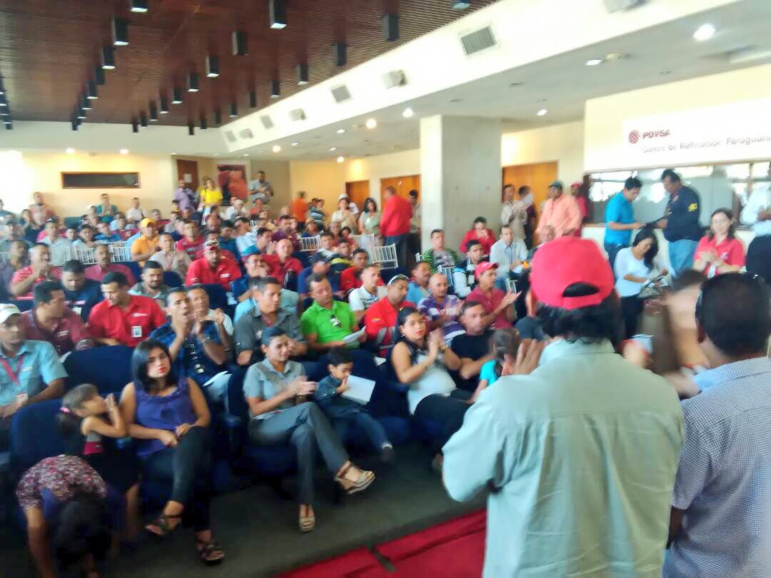PDVSA's tweet photo. 🇻🇪🕊 #AHORA | Dir. Externo de PDVSA,  @Ricardo_PDVSA realiza asamblea sobre la Constituyente con clase trabajadora del #CRP en Falcón https://t.co/L4lAj1cKoO