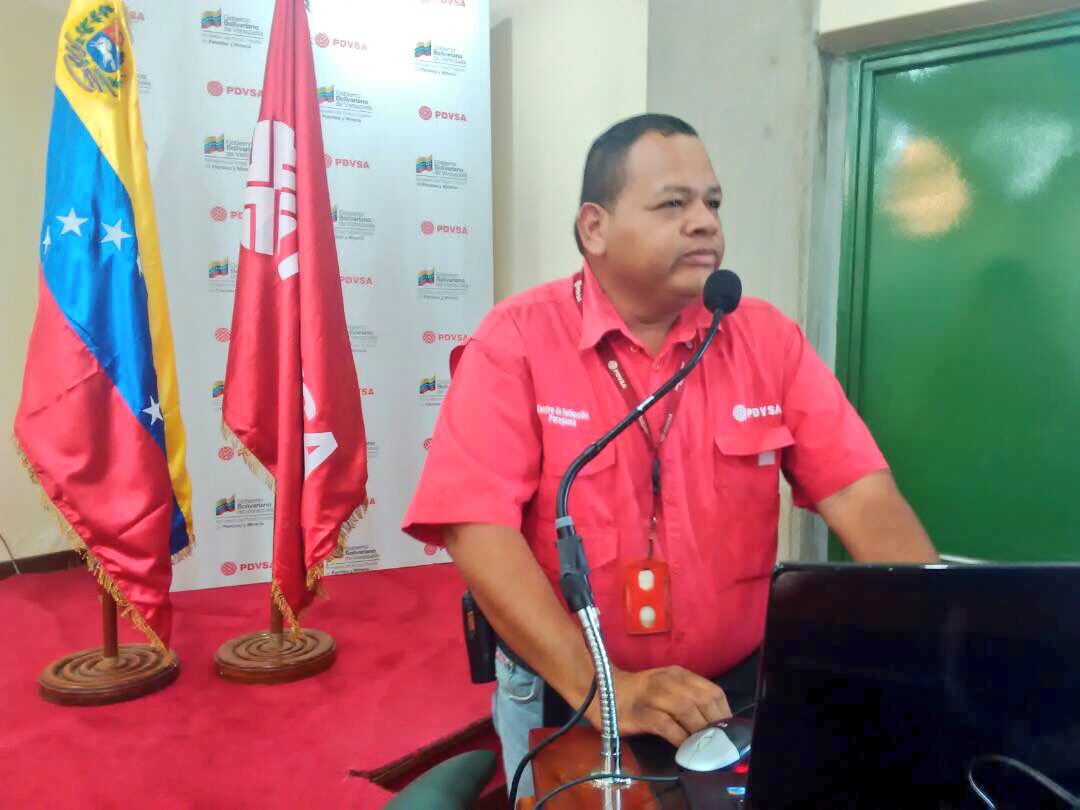 PDVSA's tweet photo. 🇻🇪🕊 #AHORA | Dir. Externo de PDVSA,  @Ricardo_PDVSA realiza asamblea sobre la Constituyente con clase trabajadora del #CRP en Falcón https://t.co/L4lAj1cKoO