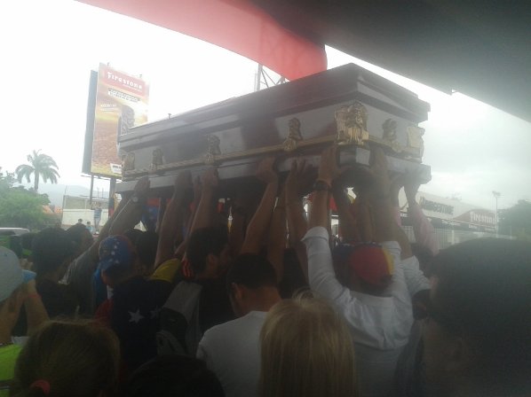 ElNuevoPais2026's tweet photo. #AHORA | Cuerpo del joven #ManuelSosa fue recibido en #ValleHondo por una multitud que gritaba "VALIENTE". Vía @periodicodelara https://t.co/Ww4LBBtPDO