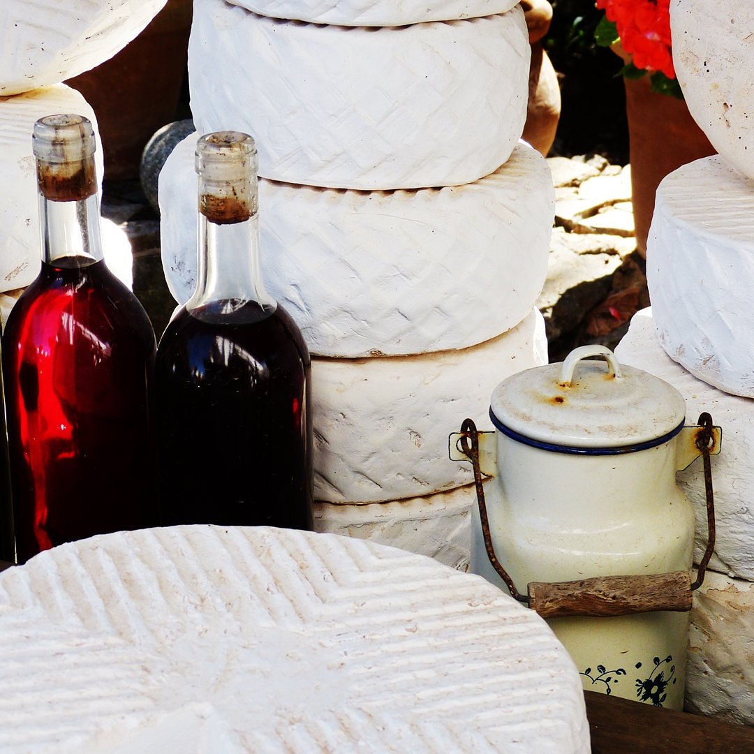 LanzaGuide's tweet image. Cheese and wine fest this evening 👌 #Lanzarote #queso #CanaryIslands #iheartcanaries #quesodecabra #goatscheese #cured #semi-cured #foodie