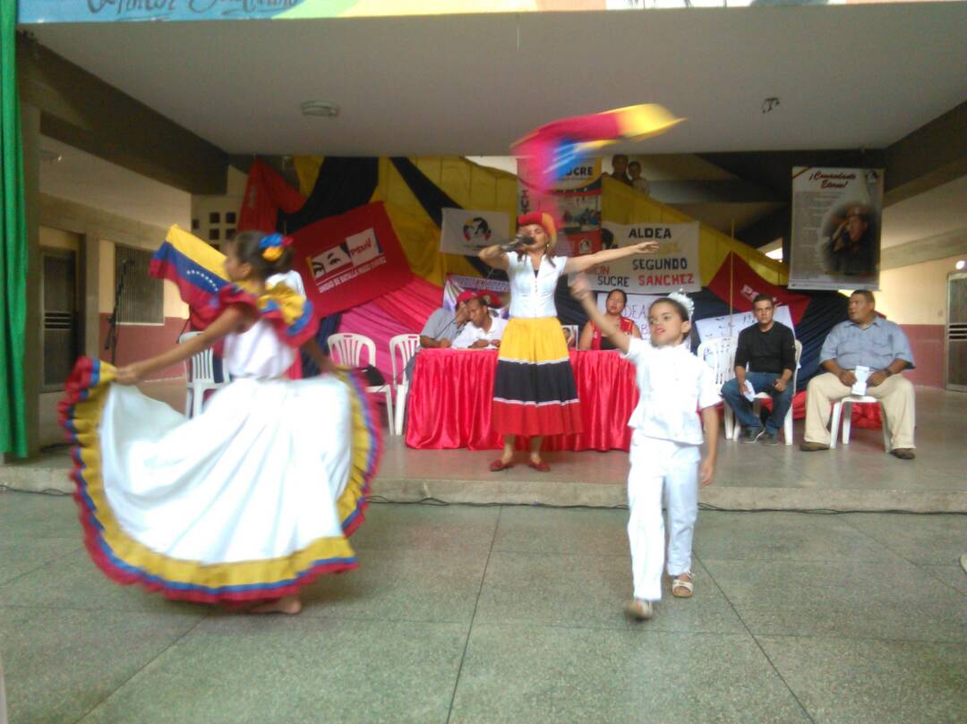 Eloisacuriel's tweet photo. #Zulia sigue en debate Constituyente, hoy desde la Misión Sucre con las 21 aldeas del eje Capital @RedMSZulia  @joelcedeno271 @hugbelpsuv https://t.co/Q2CTe37sev