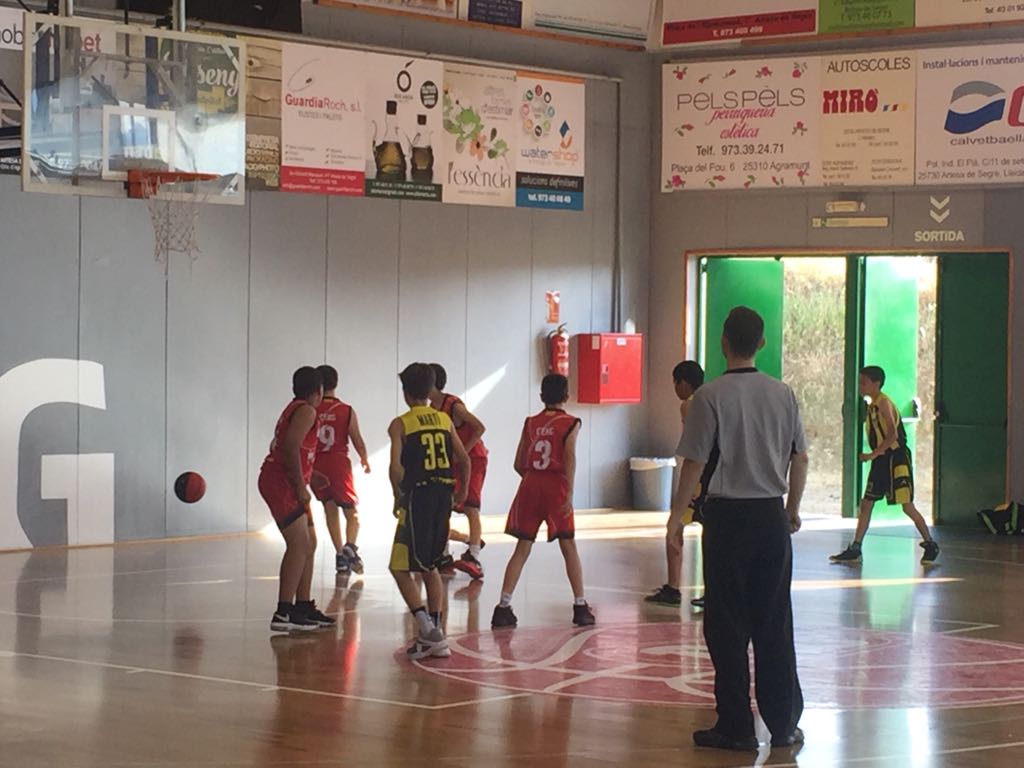 CBPardinyes's tweet photo. Els minis @CBPardinyes han disputat aquesta tarda un amistòs a la pista del @CENGArtesaSegre. #basecbpardinyes #disfrutar https://t.co/ZAm50CMtwR