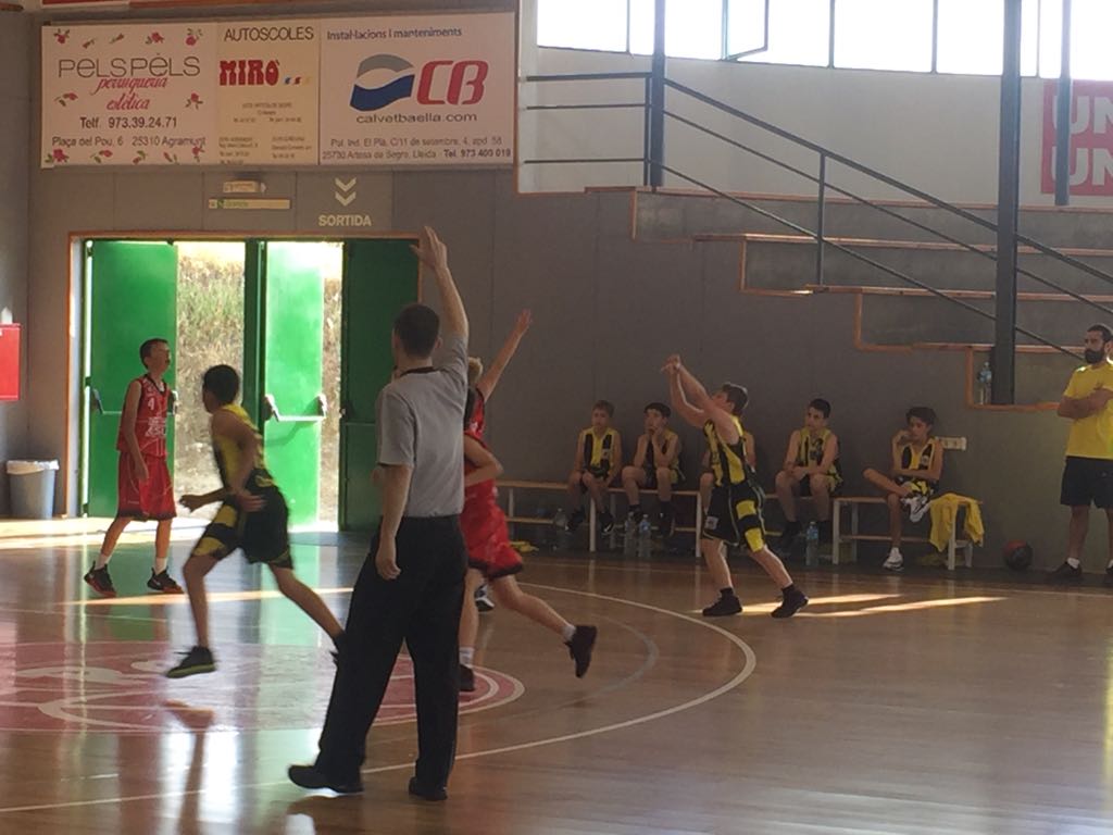 CBPardinyes's tweet photo. Els minis @CBPardinyes han disputat aquesta tarda un amistòs a la pista del @CENGArtesaSegre. #basecbpardinyes #disfrutar https://t.co/ZAm50CMtwR