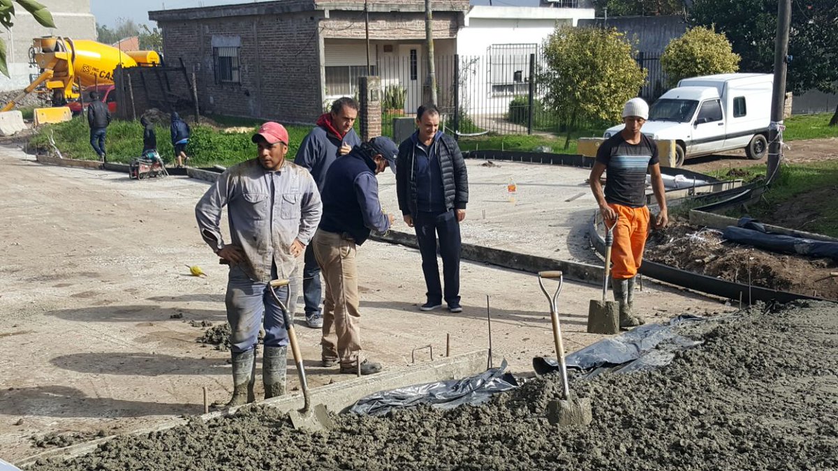 gkatopodis's tweet photo. Estamos pavimentando las calles Uriarte y Antonio Sáenz, cumpliendo con un viejo sueño de los vecinos de La Carcova. #MásCallesAsfaltadas https://t.co/m7fNnMxHgQ