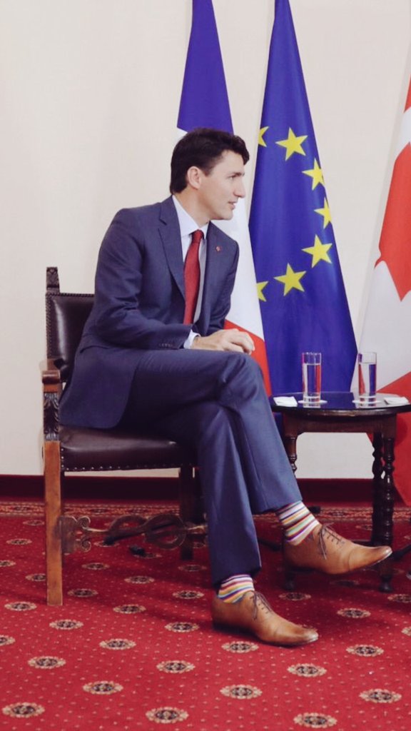 EmmanuelLiuck's tweet photo. Al coprabito floreale🌹 di #MELANIATRUMP  preferisco i calzini multicolor🌈 di #justintrudeau https://t.co/w4743Y49ed
