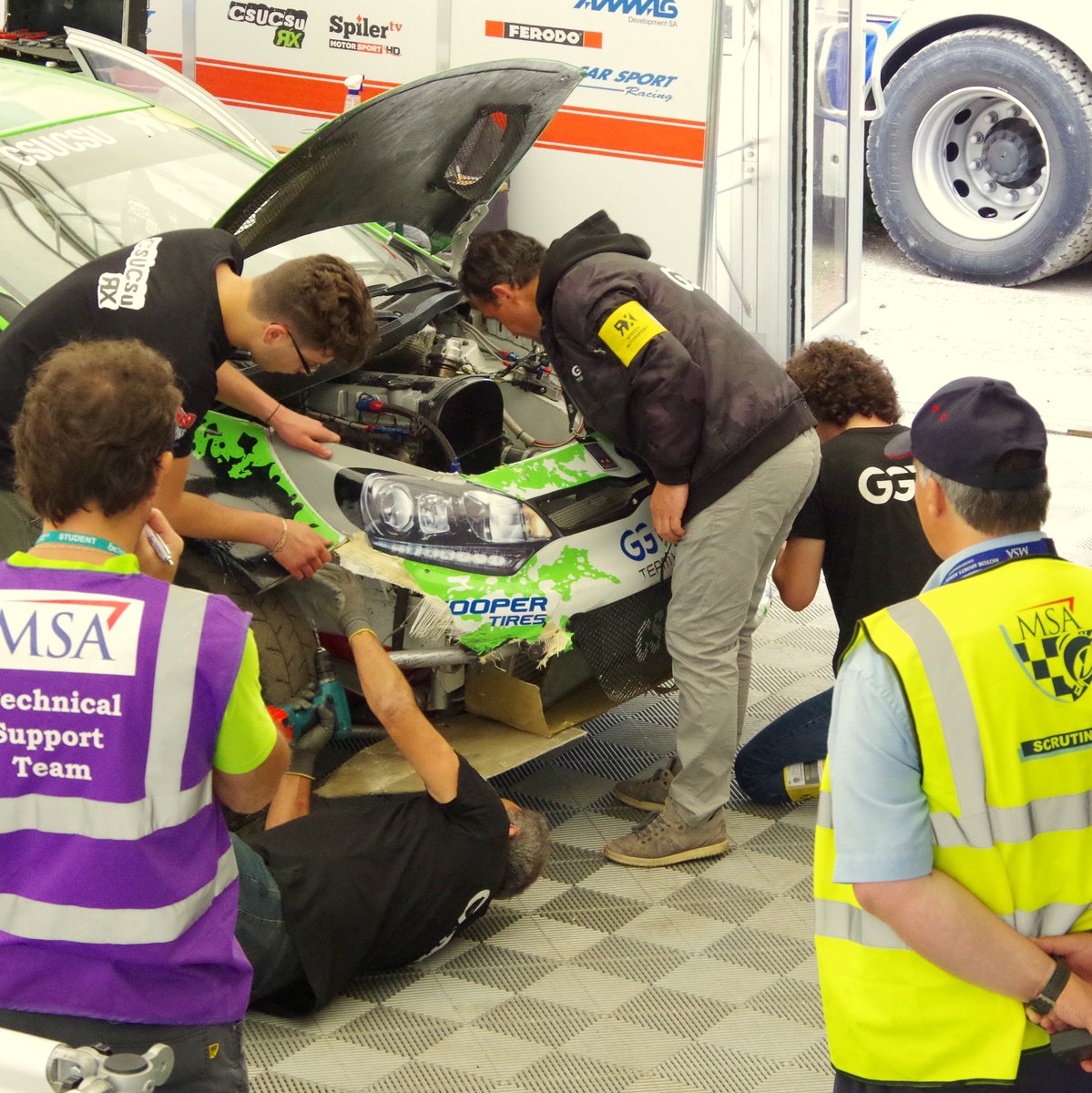 csucsu_rx's tweet photo. Just "adjusting" the front bumper during the practice. / Csak a lökhárítót "állítjuk be" edzés közben. 
@FIAWorldRX @LyddenHill @csucsu_rx https://t.co/McUPOtEKgg