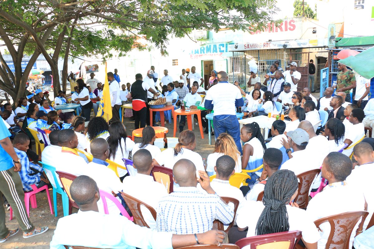#RDC : #PPRD: oui à l'enrôlement! <a href="/AmbHenriMova/">Henri Mova Sakanyi</a> à la marche de sensibilisation à l'enrôlement  lancé par la CENI pour la ville de #Kinshasa.