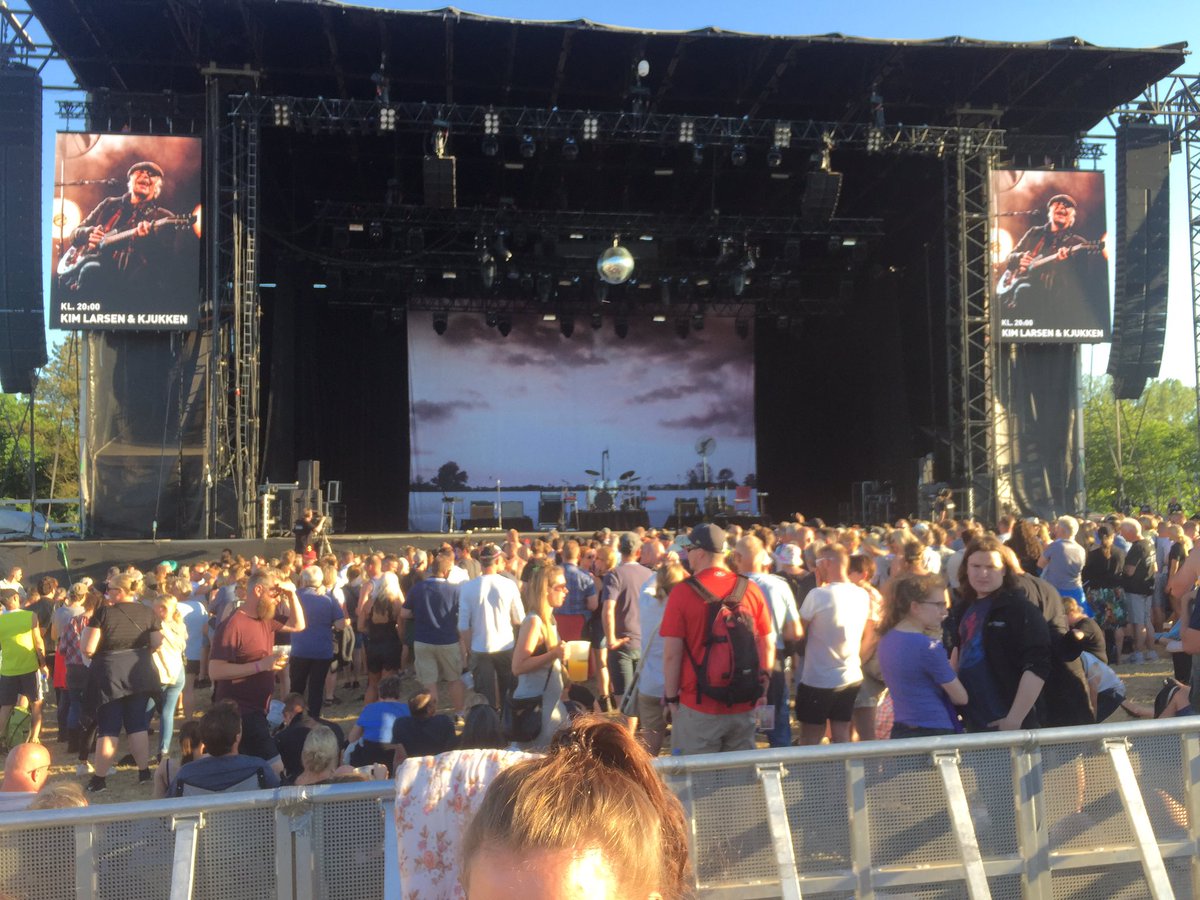 JunkerLars's tweet photo. Fantastisk vejr, nu venter vi på Kim Larsen #kimlarsen#jellingfestival https://t.co/jWvAWpI2qE
